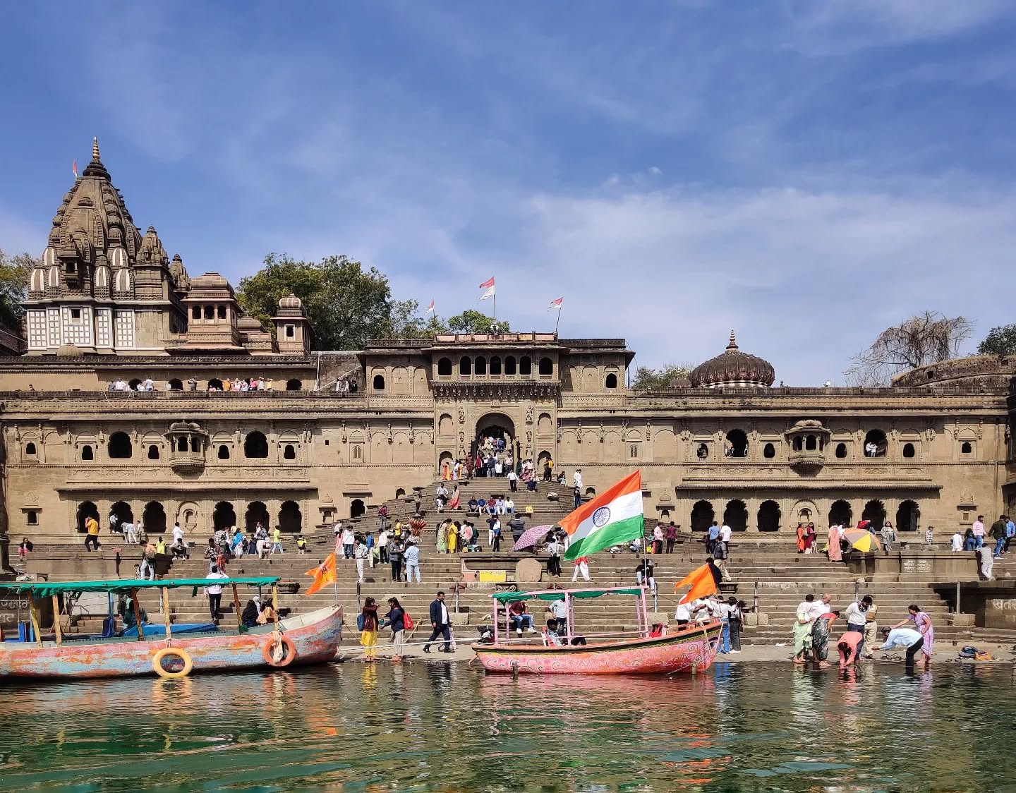 Indore to Maheshwar Taxi